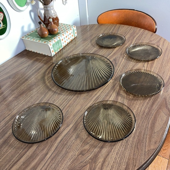 6 VINTAGE SMOKED AMBER GLASS PLATES - Picture 2 of 10